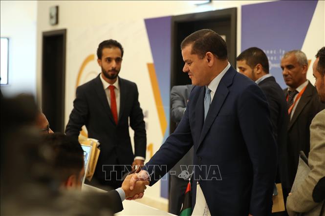 Trong ảnh: Thủ tướng lâm thời Libya Abdul Hamid al-Dbeibah (giữa) tại trụ sở Ủy ban bầu cử quốc gia cấp cao ở Tripoli ngày 21/11/2021. Ảnh: THX/TTXVN