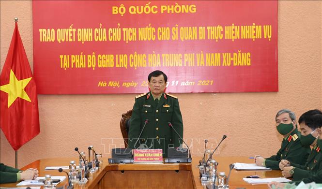 Photo: Senior Lieutenant General Hoang Xuan Chien, Deputy Minister of National Defence assigns duties to officers to South Sudan and the Central African Republic to work for the United Nations peacekeeping missions. Photo: Hồng Pha