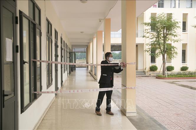 Trong ảnh: Trường THCS Quán Bàu ngăn cách lớp để thực hiện giãn cách giữa các lớp học. Ảnh: TTXVN