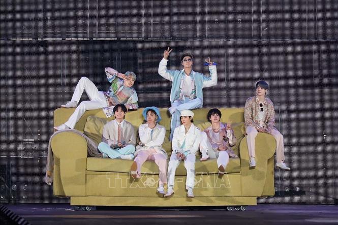 Trong ảnh: Các thành viên Nhóm nhạc BTS của Hàn Quốc. Ảnh: YONHAP/TTXVN
