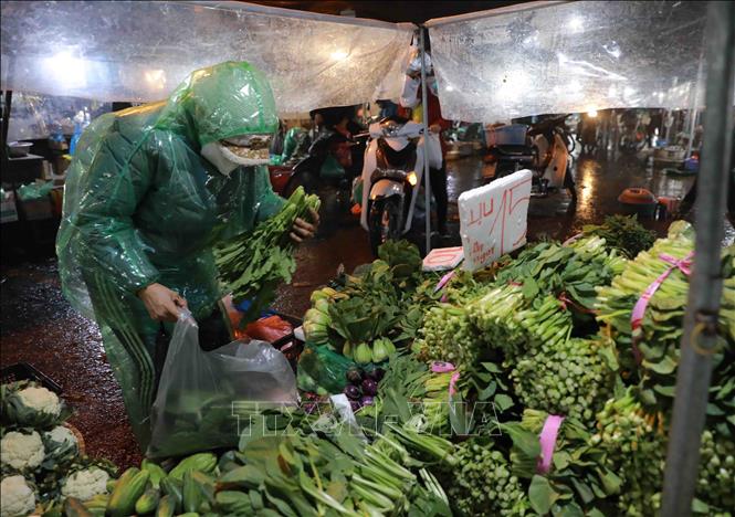 Trong ảnh: Người dân đến mua sắm ở chợ đầu mối phía Nam (quận Hoàng Mai) chấp hành nghiêm về phòng chống dịch Covid-19. Ảnh: Vũ Sinh - TTXVN
