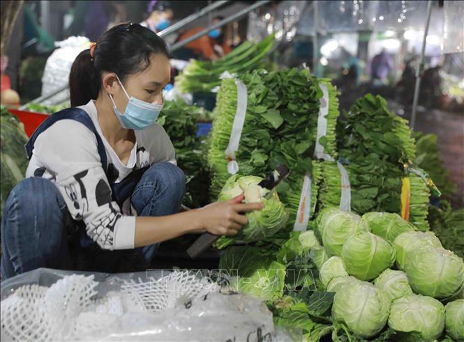 Trong ảnh: Tiểu thương kinh doanh ở chợ đầu mối phía Nam chuẩn bị nguồn hàng để cung cấp cho người dân. Ảnh: Vũ Sinh - TTXVN
