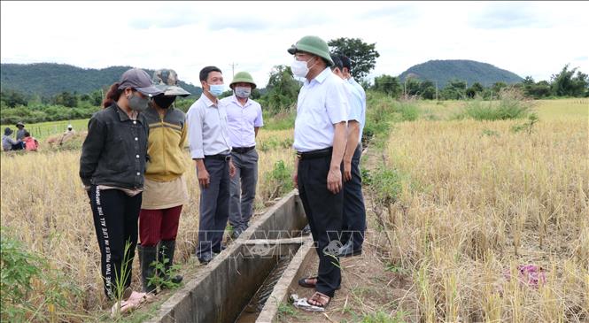Trong ảnh: Lãnh đạo huyện Chư Sê (Gia Lai) kiểm tra hệ thống kênh dẫn nội đồng của thủy lợi Pleikeo. Ảnh: Hồng Điệp - TTXVN