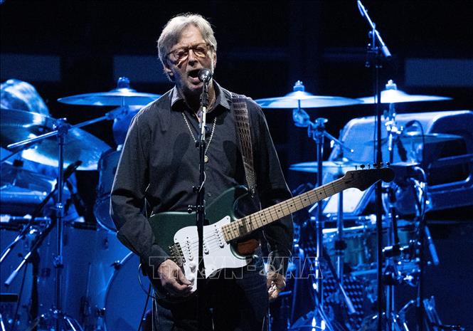 Trong ảnh (tư liệu): Huyền thoại nhạc rock và blues người Anh Eric Clapton biểu diễn tại Vienna, Áo, ngày 6/6/2019. Ảnh: AFP/ TTXVN