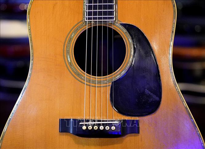 Trong ảnh: Cây đàn guitar acoustic Martin D-45 sản xuất năm 1968 của Eric Clapton được trưng bày trước phiên đấu giá 