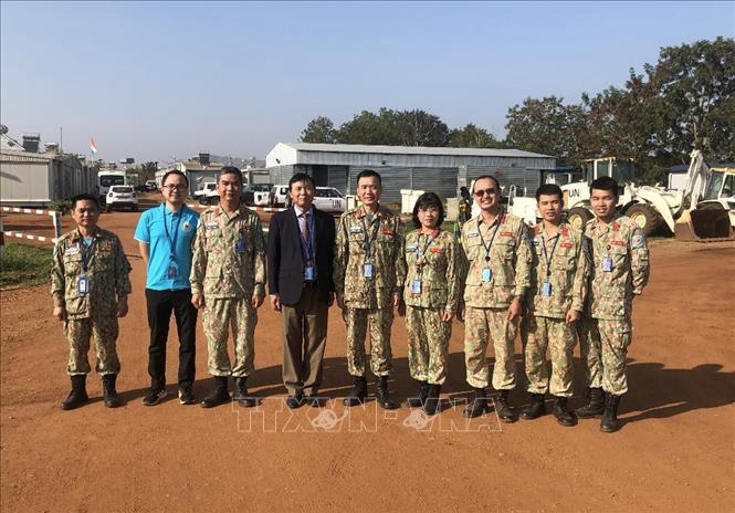 Đại sứ Đặng Đình Quý gặp gỡ các sỹ quan quân đội Việt Nam đang làm nhiệm vụ tại UNMISS. Ảnh: TTXVN