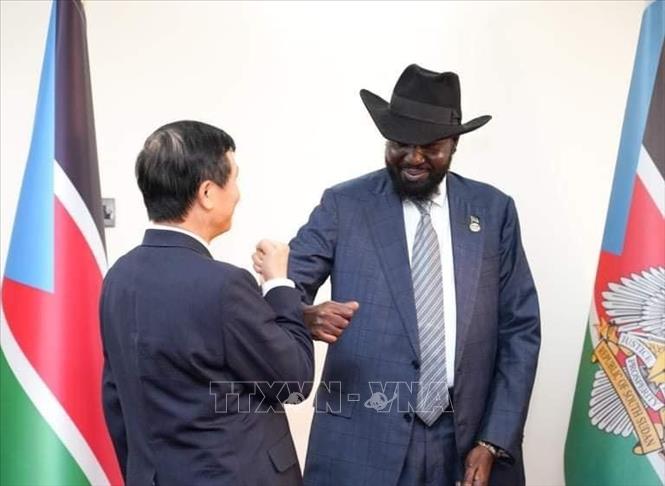 Đại sứ Đặng Đình Quý gặp Tổng thống Nam Sudan Salva Kiir. Ảnh: TTXVN