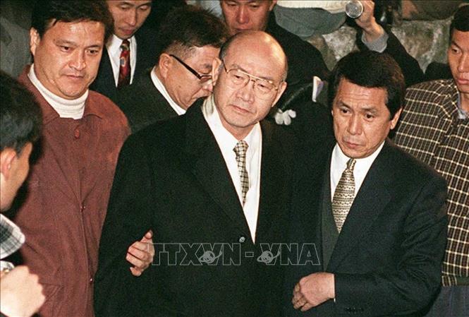 Trong ảnh (tư liệu): Cựu Tổng thống Hàn Quốc Chun Doo-hwan (giữa) bị bắt giữ tại Hapchon, cách thủ đô Seoul 320km về phía nam, ngày 3/12. Ảnh: AFP/ TTXVN