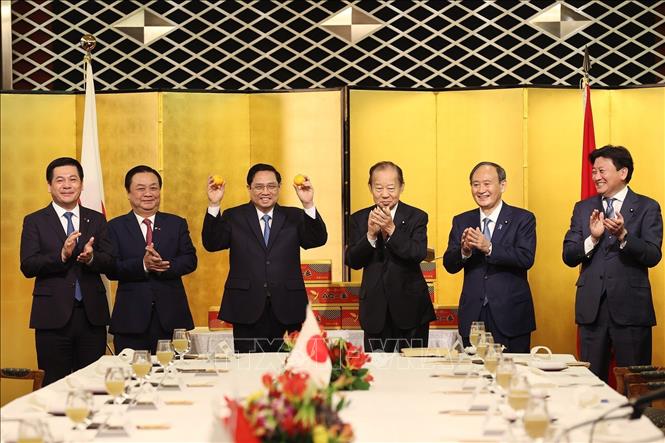 Photo: PM Pham Minh Chinh, former Japanese PM Suga Yoshihide and Chairman of the Japan-Vietnam Parliamentary Friendship Alliance Nikai Toshihiro among others. VNA Photo: Dương Giang