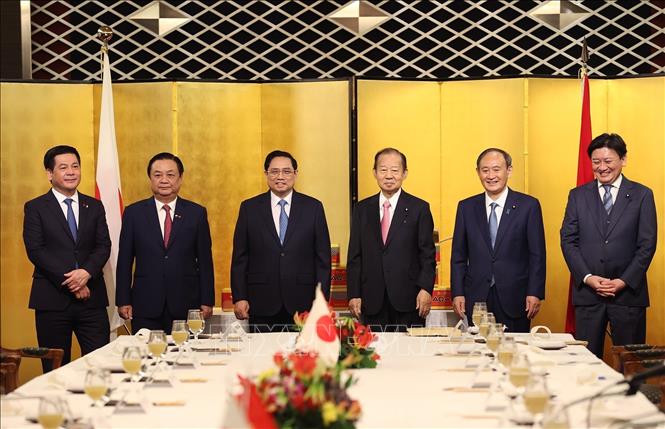 Photo: PM Pham Minh Chinh, former Japanese PM Suga Yoshihide and Chairman of the Japan-Vietnam Parliamentary Friendship Alliance Nikai Toshihiro among others. VNA Photo: Dương Giang
