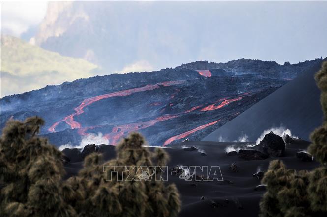 Trong ảnh: Dung nham phun trào từ núi lửa Cumbre Vieja trên đảo La Palma thuộc quần đảo Canary của Tây Ban Nha, ngày 19/11/2021. Ảnh: AFP/TTXVN
