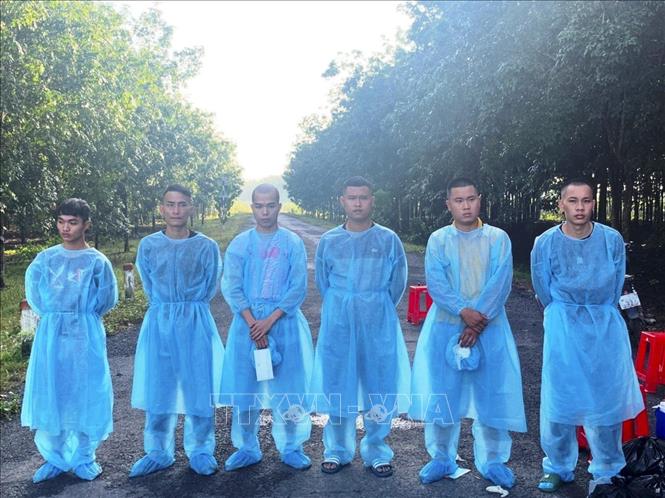 Trong ảnh: 6 đối tượng chuẩn bị xuất cảnh trái phép sang Campuchia bị bắt giữ tại Đồn Biên phòng Cửa khẩu Phước Tân. Ảnh: Thanh Tân – TTXVN
