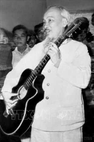 Trong ảnh: Chủ tịch Hồ Chí Minh sử dụng chiếc đàn ghi ta của trường Văn hoá Nghệ thuật Hải Phòng trong dịp Người đến thăm trường. Ảnh: TTXVN