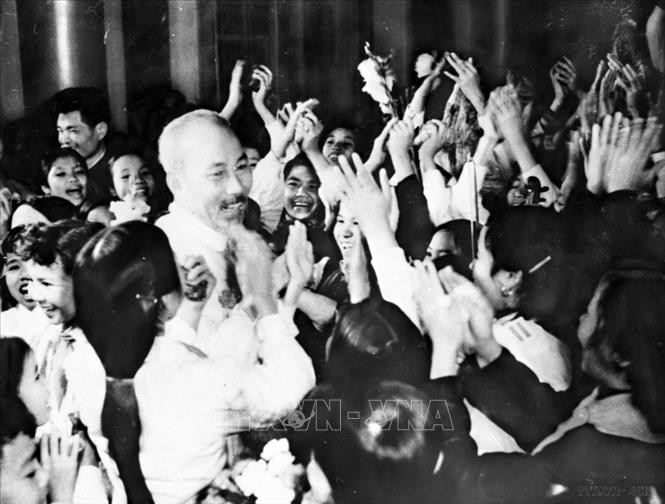 Trong ảnh: Các đại biểu dự Đại hội Văn nghệ toàn quốc lần thứ III nồng nhiệt đón chào Chủ tịch Hồ Chí Minh đến dự Đại hội (26/11/1962). Ảnh: TTXVN