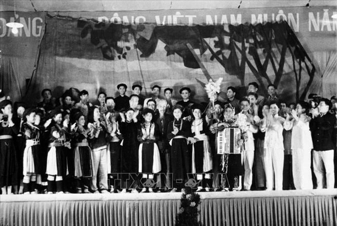 Trong ảnh: Chủ tịch Hồ Chí Minh với đoàn văn công sau buổi biểu diễn chào mừng Người lên thăm tỉnh Hà Giang (27/3/1961). Ảnh: TTXVN
