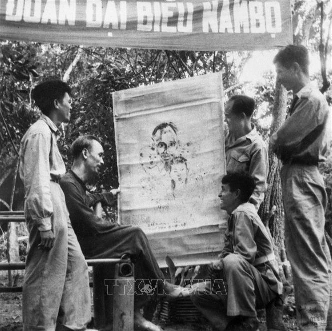 Trong ảnh: Chủ tịch Hồ Chí Minh xem bức chân dung của Người được vẽ bằng máu của họa sĩ Diệp Minh Châu, quê ở miền Nam. Ảnh: TTXVN