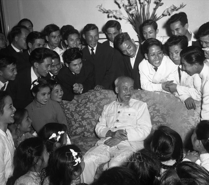 Trong ảnh: Chủ tịch Hồ Chí Minh nói chuyện thân mật với các diễn viên Đoàn văn công nhân dân Trung ương sau buổi biểu diễn tại Phủ chủ tịch (22/3/1959). Ảnh: TTXVN
