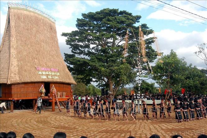 Trong ảnh: Đánh cồng chiêng, múa hát mừng ngày khánh thành làng văn hoá du lịch Pleôp, TP Pleiku. Ảnh: Sỹ Huynh-TTXVN.
