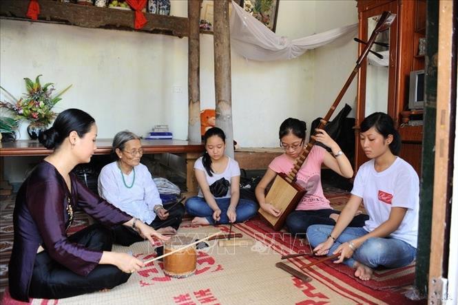 Trong ảnh: Nghệ nhân dân gian Nguyễn Thị Chúc (81 tuổi) ở thôn Ngãi Cầu, xã An Khánh, huyện Hoài Đức (Hà Nội) dạy ca trù cho các thanh thiếu niên có tâm huyết. Ảnh: TTXVN