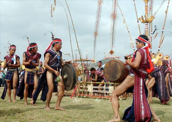 Trong ảnh: Biểu diễn của đội cồng chiêng thị trấn Ka Năk, Gia Lai - Nét văn hóa đặc trưng của đồng các dân tộc Tây Nguyên. Ảnh: Sỹ Huynh - TTXVN.