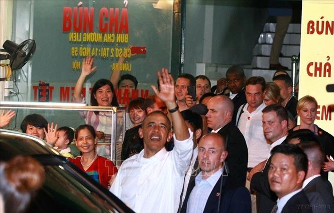 Trong ảnh: Tổng thống Mỹ Obama vẫy tay chào nhân dân thủ đô Hà Nội sau khi thưởng thức món bún chả tại quán Hương Liên trên phố 24 Lê Văn Hưu, quận Hai Bà Trưng, tối 23/5/2016. Ảnh: Doãn Tấn - TTXVN