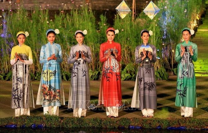 Lễ hội Áo dài với chủ đề “Áo dài trên con đường di sản”góp phần phát huy giá trị văn hóa truyền thống, tôn vinh trang phục áo dài của Việt Nam. Ảnh: Hồ Cầu-TTXVN