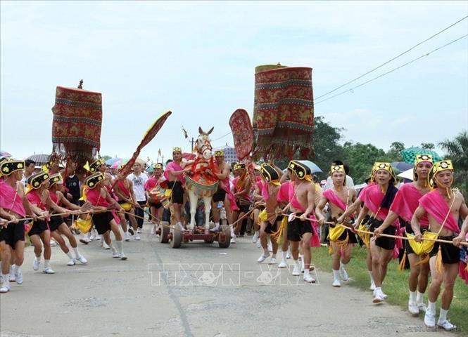 Trong ảnh: Lễ hội làng Phù Đổng tái hiện sự tích Thánh Gióng đánh giặc Ân. Ảnh: Anh Tuấn – TTXVN