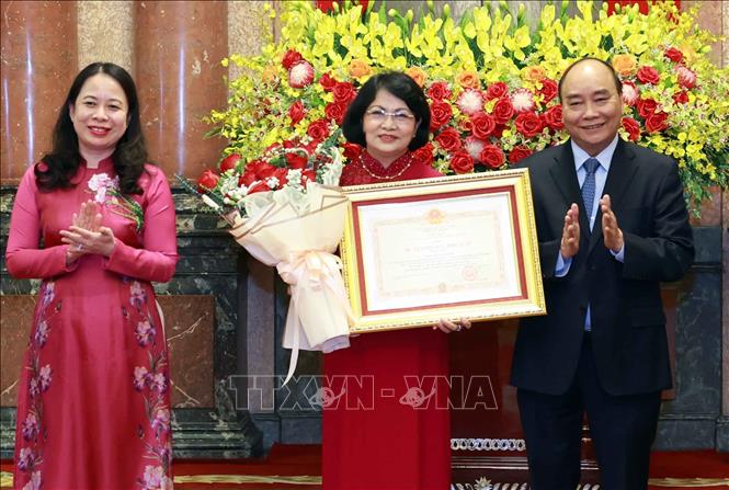 Chủ tịch nước Nguyễn Xuân Phúc trao Huân chương Độc lập hạng Nhất cho đồng chí Đặng Thị Ngọc Thịnh, nguyên Ủy viên Trung ương Đảng, nguyên Phó Chủ tịch nước. Ảnh: Thống Nhất-TTXVN
