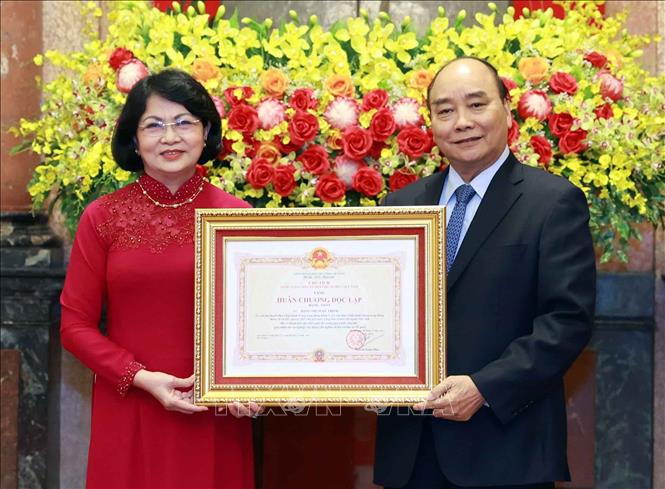 Chủ tịch nước Nguyễn Xuân Phúc trao Huân chương Độc lập hạng Nhất cho đồng chí Đặng Thị Ngọc Thịnh, nguyên Ủy viên Trung ương Đảng, nguyên Phó Chủ tịch nước. Ảnh: Thống Nhất-TTXVN
