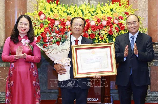Chủ tịch nước Nguyễn Xuân Phúc trao Huân chương Độc lập hạng Nhì cho đồng chí Đào Việt Trung, nguyên Ủy viên Trung ương Đảng, nguyên Chủ nhiệm Văn phòng Chủ tịch nước. Ảnh: Thống Nhất-TTXVN
