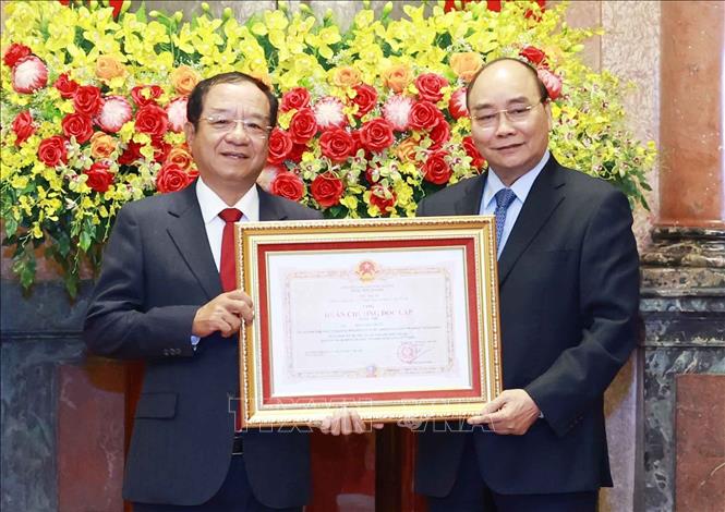 Chủ tịch nước Nguyễn Xuân Phúc trao Huân chương Độc lập hạng Nhì cho đồng chí Đào Việt Trung, nguyên Ủy viên Trung ương Đảng, nguyên Chủ nhiệm Văn phòng Chủ tịch nước. Ảnh: Thống Nhất-TTXVN
