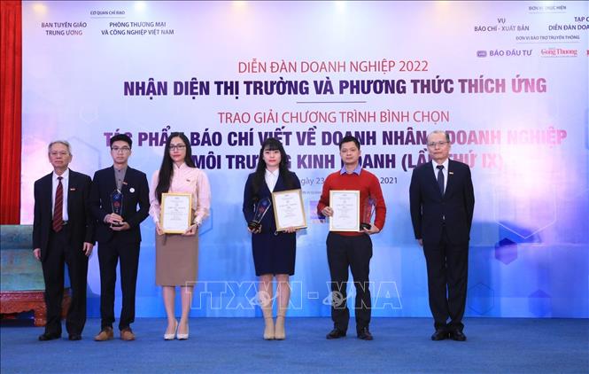 Trong ảnh: Trao thưởng cho các tác giả đạt giải C. Ảnh: Tuấn Anh - TTXVN