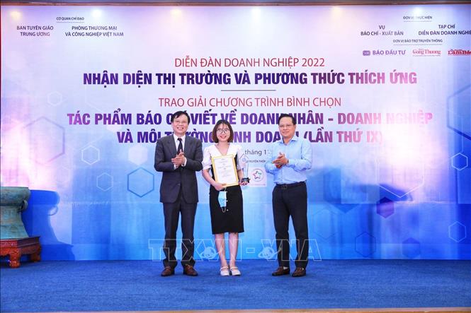 Trong ảnh: Ông Phạm Tấn Công – Chủ tịch VCCI (ngoài cùng bên phải), ông Phan Xuân Thuỷ - Phó Trưởng ban, Ban Tuyên giáo Trung ương trao giải A cho tác giả Nguyễn Thành Công - Tạp chí Bất động sản Việt Nam với tác phẩm: “Đến tận cùng của đất nước nhìn mây bay lên trời”. Ảnh: Tuấn Anh - TTXVN
