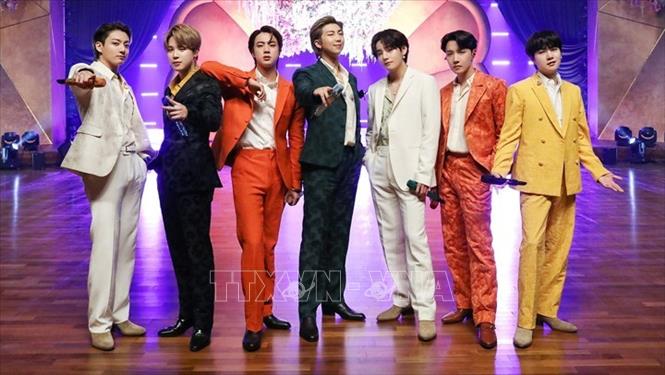 Trong ảnh: Các thành viên nhóm nhạc Hàn Quốc BTS . Ảnh: YONHAP/TTXVN