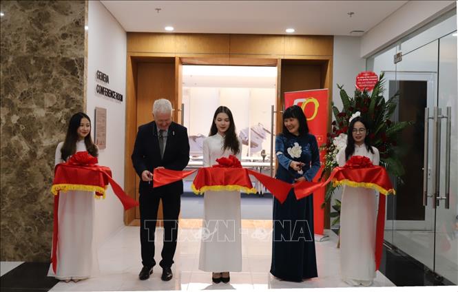 Trong ảnh: Đại sứ Thụy Sỹ tại Việt Nam Ivo Sieber và Tiến sĩ Phạm Lan Dung, Quyền Giám đốc Học viện Ngoại giao Việt Nam cắt băng khánh thành Phòng Hội thảo Geneva. Ảnh: TTXVN phát