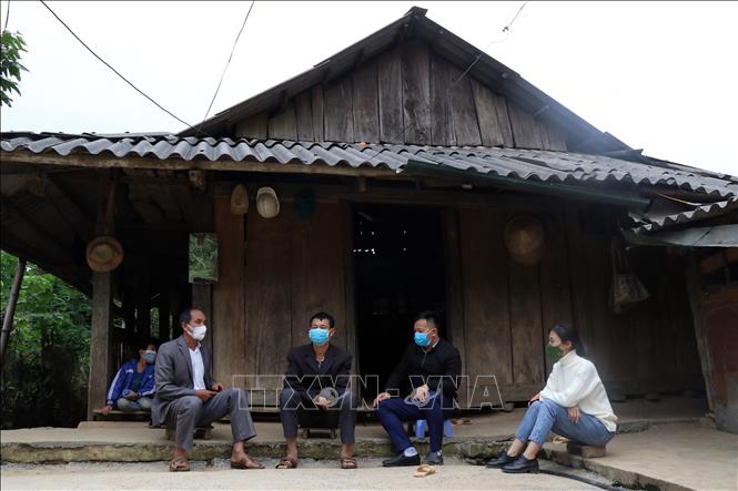 Trong ảnh: Chính quyền địa phương đến nhà tuyên truyền cho các hộ dân tái định cư quay về nơi ở cũ chấp hành chủ trương, pháp luật. Ảnh: Hữu Quyết – TTXVN