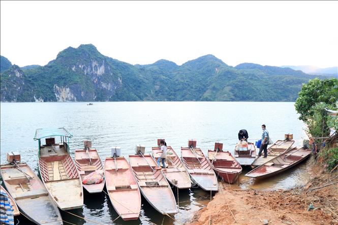 Trong ảnh: Khu vực neo đậu thuyền đánh bắt thủy sản của người dân tái định cư tại bản Lếch, xã Chiềng Lao, huyện Mường La, tỉnh Sơn La. Ảnh: Hữu Quyết – TTXVN