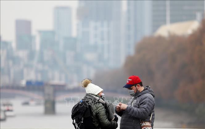 Trong ảnh: Người dân đeo khẩu trang phòng dịch COVID-19 tại London, Anh, ngày 24/11/2021. Ảnh: THX/ TTXVN