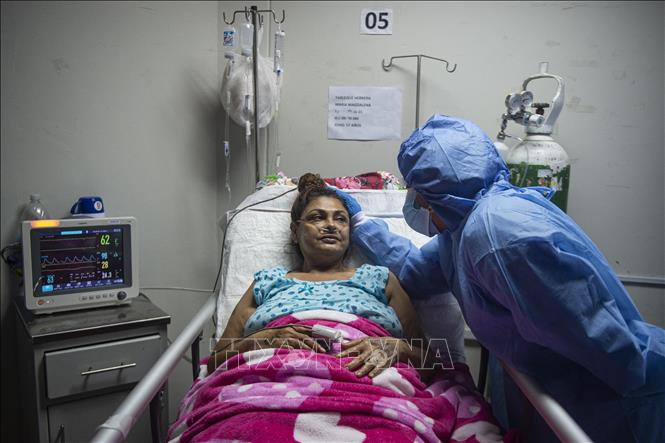 Trong ảnh: Điều trị cho bệnh nhân nhiễm COVID-19 tại Sullana, Piura, Peru. Ảnh: AFP/TTXVN