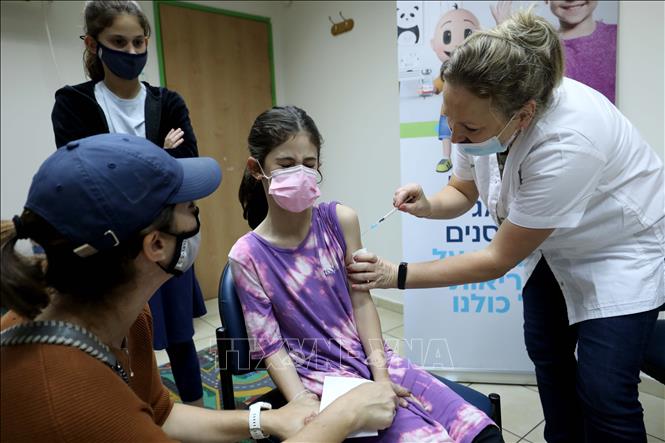 Trong ảnh: Nhân viên y tế tiêm vaccine phòng COVID-19 cho trẻ em tại Modiin, Israel, ngày 23/11/2021. Ảnh: THX/ TTXVN