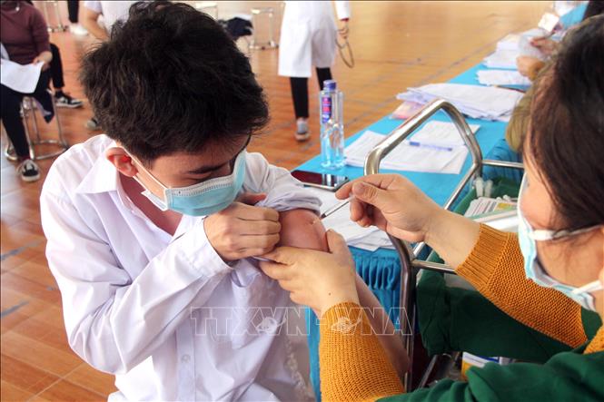 Trong ảnh: Tiêm vaccine phòng COVID -19 cho học sinh Trường THPT Tân Trào, thành phố Tuyên Quang. Ảnh: Quang Cường – TTXVN.