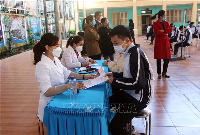 Trong ảnh: Khám sàng lọc trước khi tiêm vaccine phòng COVID -19 cho học sinh Trường THPT Tân Trào, thành phố Tuyên Quang. Ảnh: Quang Cường – TTXVN.
 