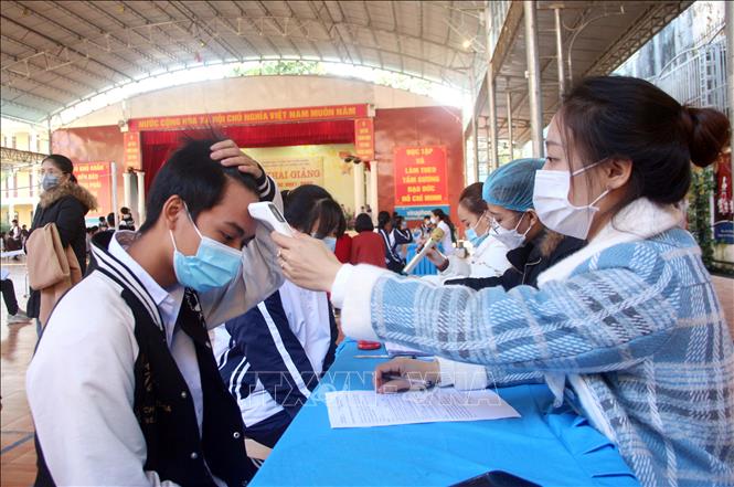 Trong ảnh: Khám sàng lọc trước khi tiêm vaccine phòng COVID -19 cho học sinh Trường THPT Tân Trào, thành phố Tuyên Quang. Ảnh: Quang Cường – TTXVN.