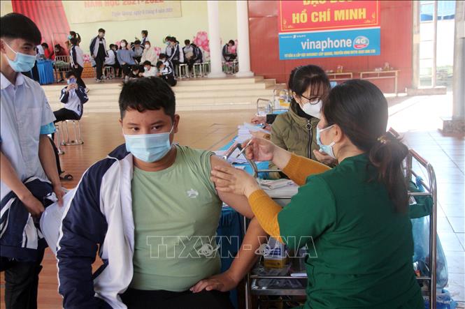 Trong ảnh: Tiêm vaccine phòng COVID -19 cho học sinh Trường THPT Tân Trào, thành phố Tuyên Quang. Ảnh: Quang Cường – TTXVN.
 