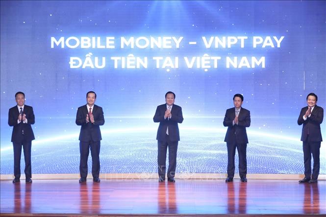 Trong ảnh: Đại biểu thực hiện nghi thức cung cấp dịch vụ VNPT Mobile Money. Ảnh: Minh Quyết - TTXVN