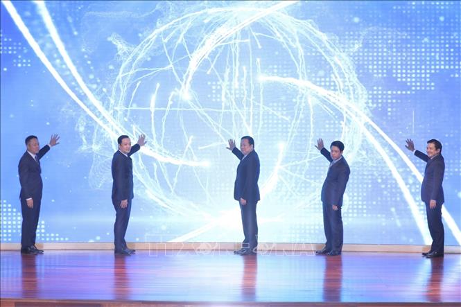 Trong ảnh: Đại biểu thực hiện nghi thức cung cấp dịch vụ VNPT Mobile Money. Ảnh: Minh Quyết - TTXVN