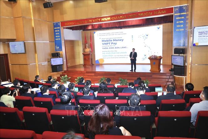 Trong ảnh: Ông Ngô Diên Hy, Phó Tổng giám đốc VNPT thuyết trình về các chính sách/ cam kết cung cấp dịch vụ của VNPT. Ảnh: Minh Quyết - TTXVN