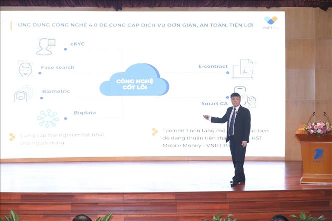 Trong ảnh: Ông Ngô Diên Hy, Phó Tổng giám đốc VNPT thuyết trình về các chính sách/ cam kết cung cấp dịch vụ của VNPT. Ảnh: Minh Quyết - TTXVN