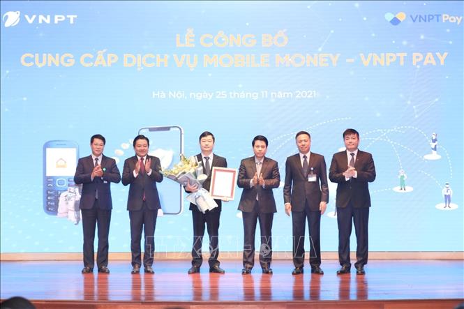 Trong ảnh: Ông Phạm Tiến Dũng, Phó Thống đốc Ngân hàng Nhà nước Việt Nam trao giấy phép cho Tập đoàn VNPT. Ảnh: Minh Quyết - TTXVN