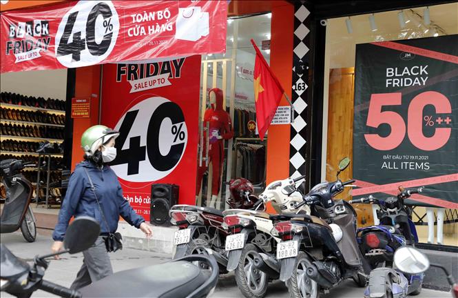 Trong ảnh: Nhiều cửa hàng kinh doanh thời trang trên phố Chùa Bộc với biển quảng cáo cho ngày Black Friday. Ảnh: Trần Việt - TTXVN